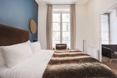 une chambre avec un grand lit et une fenêtre dans l'établissement Amazing Premium flat, fantastic location, 1290 Sqf, à Paris
