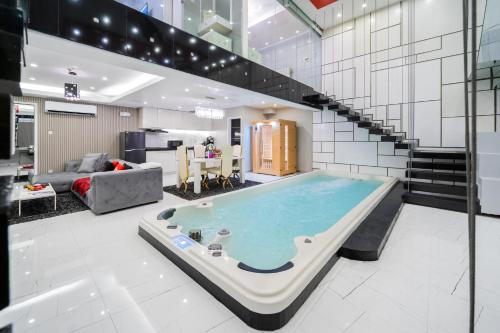 ein Wohnzimmer mit einem großen Pool in der Mitte in der Unterkunft Luks Lofts Hotel & Residences in Batangas City
