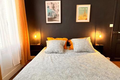 Een bed of bedden in een kamer bij Appartement cosy en plein centre-ville