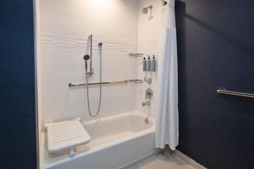een badkamer met een bad, een douche en een toilet bij Residence Inn By Marriott Wichita Falls in Wichita Falls