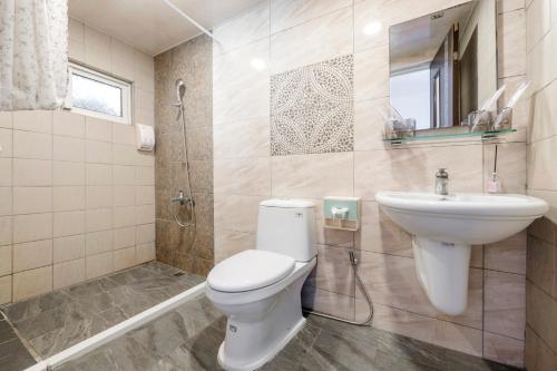 a bathroom with a toilet and a sink at Water Swing B&B in Renai