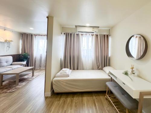 北革的住宿－Happiness Sleep C1，小房间设有床和沙发