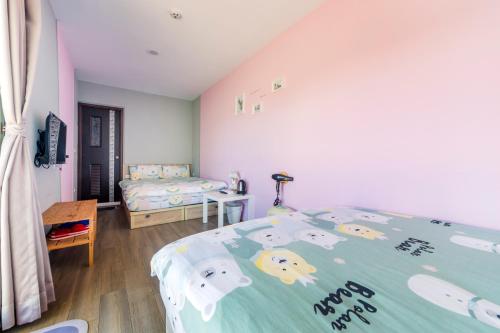 a bedroom with a bed with animals on it at Water Swing B&B in Renai