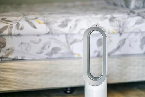 a foot board of a bed with a metal frame at Water Swing B&B in Renai