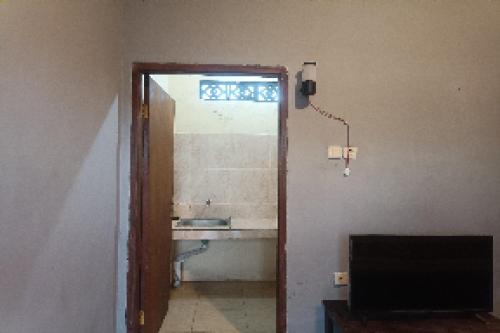 a bathroom with a sink and a mirror at OYO 93582 Liani Homestay Syariah in Kuripan
