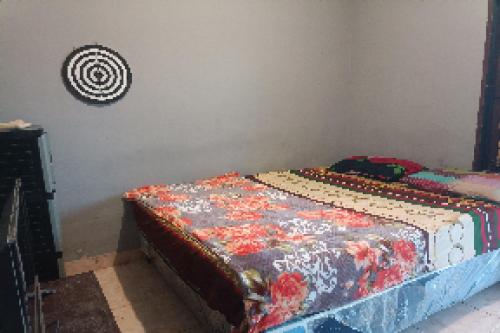 a bed with a cake on it in a room at OYO 93582 Liani Homestay Syariah in Kuripan