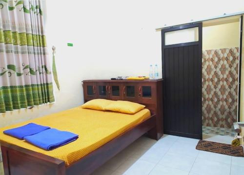 - une petite chambre avec un lit et une fenêtre dans l'établissement OYO 93571 Wisma Air Mancur Homestay, à Malang