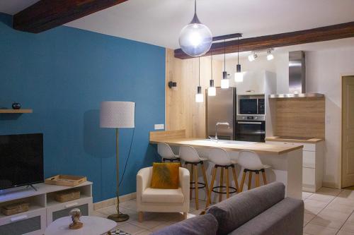 un soggiorno con divano e una cucina con bar di App cosi Ile Saint Laurent Chalon Sur Saone a Chalon-sur-Saône