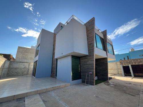 uma casa moderna com uma fachada branca em Casa Samu em Tequila