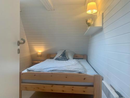 a small room with a bed in a attic at Schleimöwe in Borgwedel