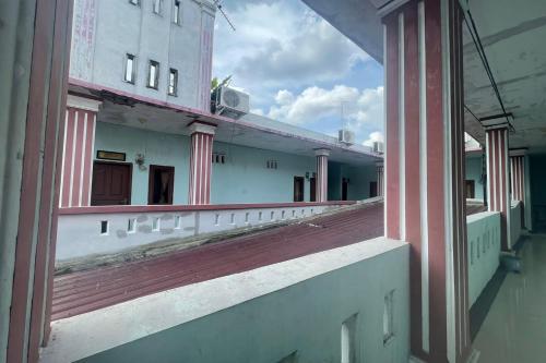 una vista dal balcone di un edificio con colonne rosse e bianche di OYO 93609 Syukur 07 Syariah a Medan