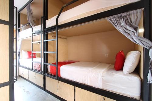 日惹的住宿－OYO 93607 Penak Malioboro Bunk Bed，客房内的两张双层床