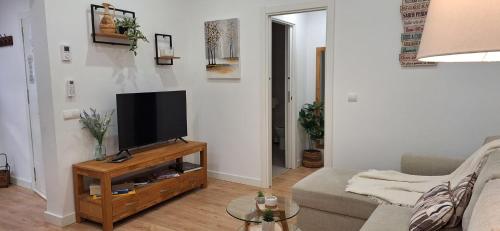 A television and/or entertainment centre at Narciso Tomé en San justo 4