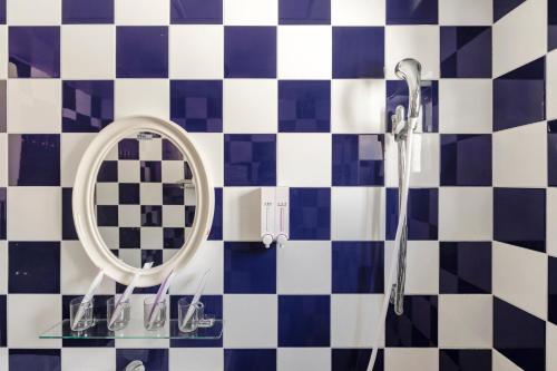 a bathroom with a mirror and a shower at Water Swing B&B in Renai