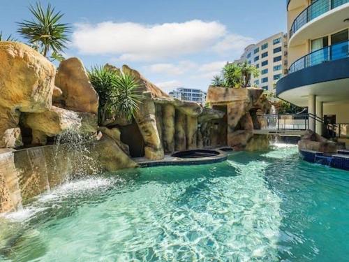un tobogán de agua en una piscina de un complejo en 8th Floor Sunny Escape at Landmark Resort en Mooloolaba