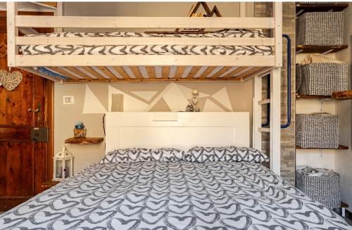 1 Schlafzimmer mit 2 Etagenbetten in einem Zimmer in der Unterkunft La Lanterna sui Monti in Pragelato