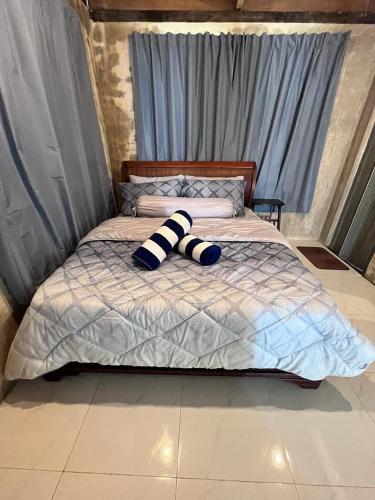 Кровать или кровати в номере Rumahbatu Beach Cottage