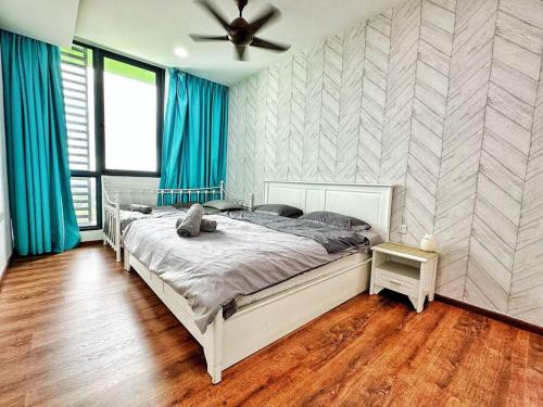 sypialnia z łóżkiem i wentylatorem sufitowym w obiekcie YM Homestay Vivacity megamall Jazz Suite 3 bedroom 8 pax w mieście Kuching