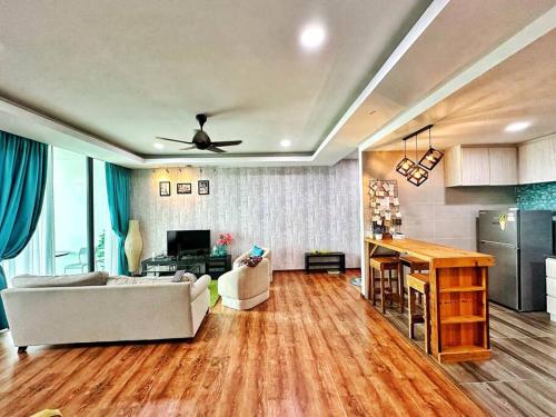 sala de estar con sofá y mesa en YM Homestay Vivacity megamall Jazz Suite 3 bedroom 8 pax en Kuching