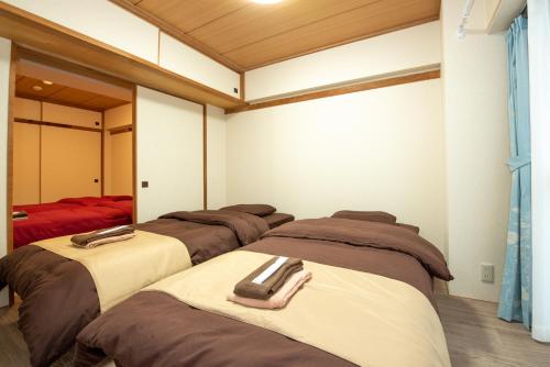 a room with four beds in a room at 札幌市中心部大通公園まで徒歩十分観光移動に便利なロケーションh602#11B in Sapporo