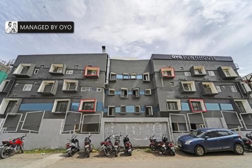 un bâtiment avec des motos garées devant lui dans l'établissement Super Townhouse OMR Laxmi Nagar, à Chennai