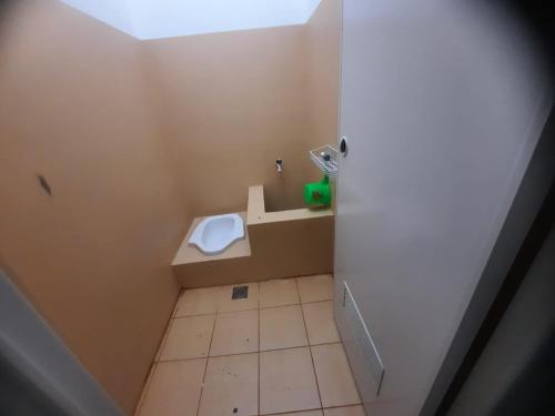 een badkamer met een toilet en een wastafel bij SPOT ON 93655 Home Stay Syariah Habibie in Sukabumi