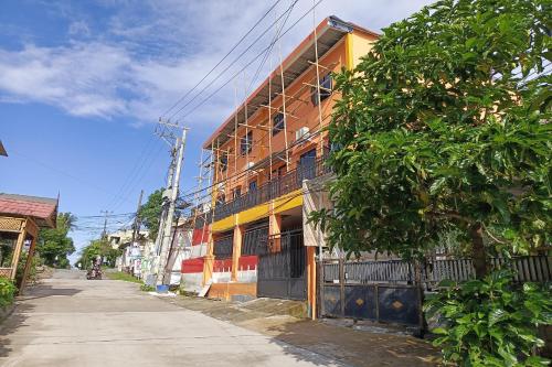 un bâtiment situé sur le côté d'une rue dans l'établissement OYO 93664 Homestay Purirano, à Lepoleop