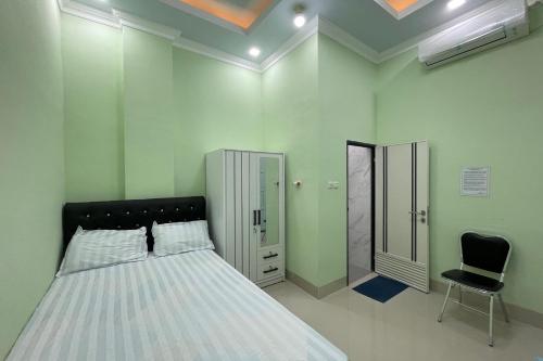 Tempat tidur dalam kamar di OYO 93664 Homestay Purirano