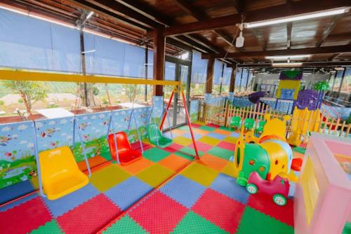 a room with a play area with a playground at Khu Du lịch Nông trại Hải Đăng trên núi in Gia Nghĩa