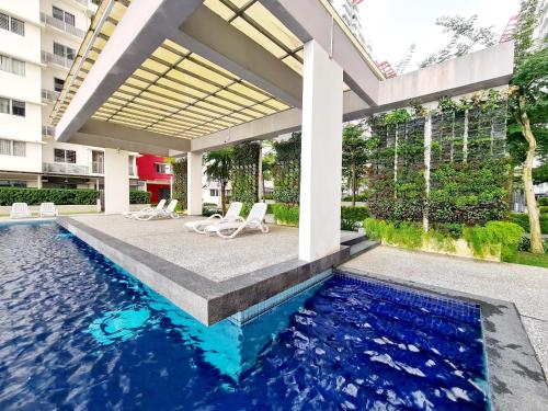 ein Schwimmbad in der Mitte eines Hauses in der Unterkunft 10 Guest Breezy 3 Room Koi Kinrara Suite, IOI Puchong, Bukit Jalil Pavilion, Bukit Jalil Stadium, Sunway Pyramid, Sunway Lagoon in Kampong Baharu Sungai Way