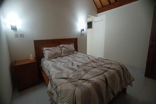 A bed or beds in a room at OYO 93627 Avocado Homestay