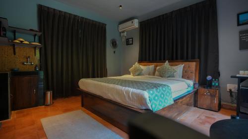 a bedroom with a large bed in a room at Sortby Stays, Vagator in Vagator
