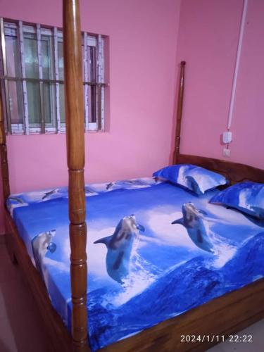 un grupo de delfines en el agua en una cama en GL GUEST HOUSE, en Abomey