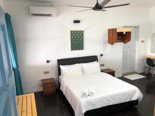 En eller flere senge i et værelse på Seaside Travellers Inn