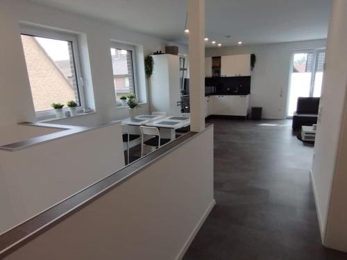 cocina y sala de estar con paredes y ventanas blancas en Wohnung in Werne, en Werne an der Lippe