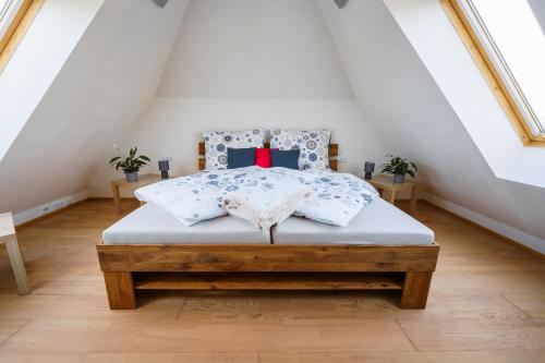 sypialnia z łóżkiem na poddaszu w obiekcie Apartmán ve vile w Ostravie
