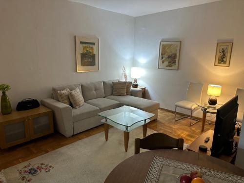 una sala de estar con un sofá y una mesa en SkopjePad - Centrally Located, Stylish Pad, en Skopje