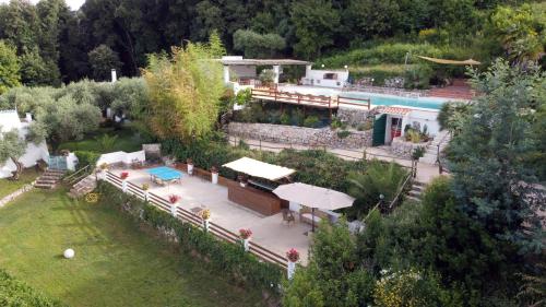 una vista aérea de una casa con piscina en Italian Coastal Charm: Villa in San Felice Circeo en San Felice Circeo