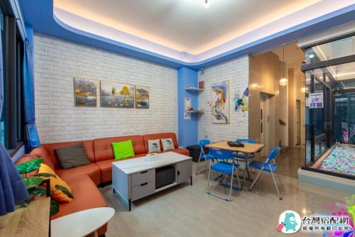 uma sala de estar com um sofá e uma mesa em Baby Dolphin em Hengchun Old Town
