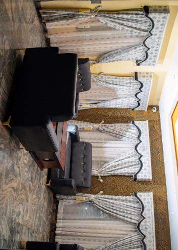 een kamer met meubilair aan het plafond bij JIKSONODO HOTEL AND SUITE in Nsukka