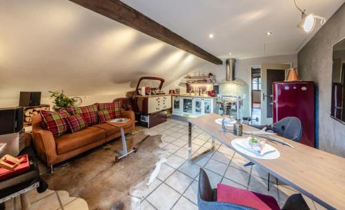 ein Wohnzimmer mit einem Sofa und einem Tisch in der Unterkunft Romantische 5-Sterne- Ferienwohnungen in Mittenwald
