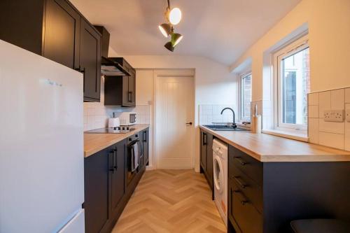eine Küche mit einer Spüle und einer Arbeitsplatte in der Unterkunft Comfortable stay at 3 BR home, prime location in Sunderland