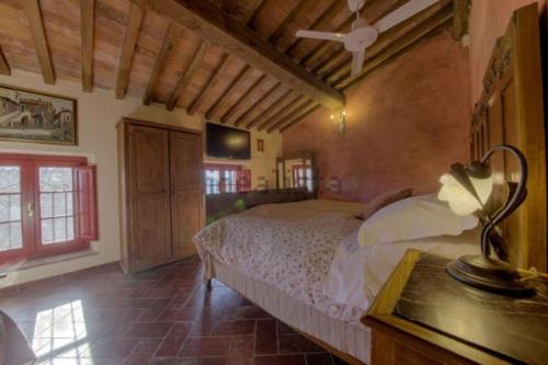 - une chambre avec un lit et une table avec une lampe dans l'établissement San Gennaro Castello, à San Gennaro