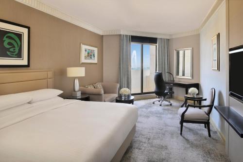 Postel nebo postele na pokoji v ubytování InterContinental Jeddah by IHG