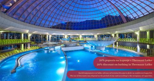 una gran piscina en un crucero con una cúpula de cristal en Hotel Špica Laško, en Laško