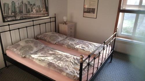 two twin beds in a bedroom with a window at boddenbackpacker in Bartelshagen