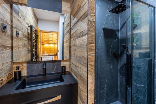 une salle de bain avec un lavabo et une douche dans l'établissement Le Clot Simo - Station des Angles vue montagne, aux Angles