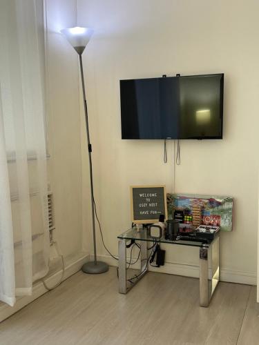 マニラにあるC&J Staycation by Azureの照明と壁掛けテレビ付きの部屋