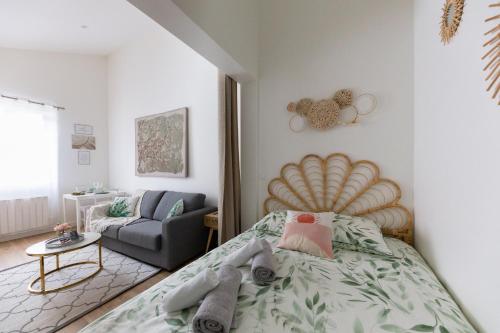 une chambre avec un lit et un canapé dans l'établissement Le Serenity Paris, Stade de France, Le Bourget, à La Courneuve