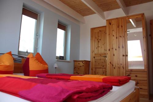 a bedroom with two beds and two windows at Ferienwohnung Luv - direkt am Salzhaff in Rerik